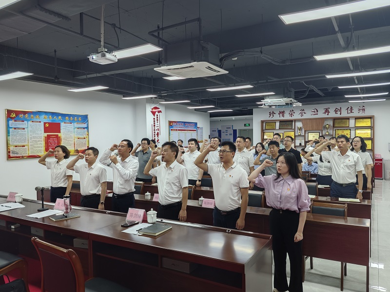 周遠帶領(lǐng)新黨員入黨宣誓、老黨員重溫入黨誓詞.jpg