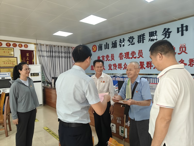 周遠慰問老干部、老黨員1.jpg